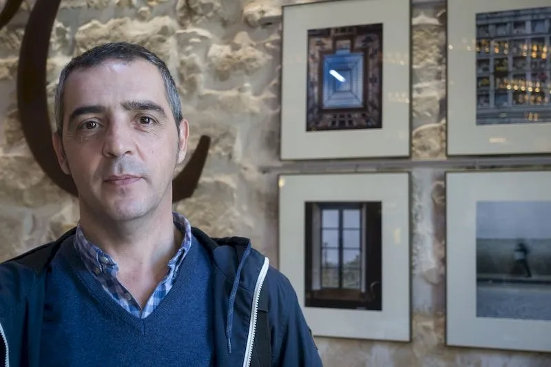 Pablo de la Peña en su exposición de fotos