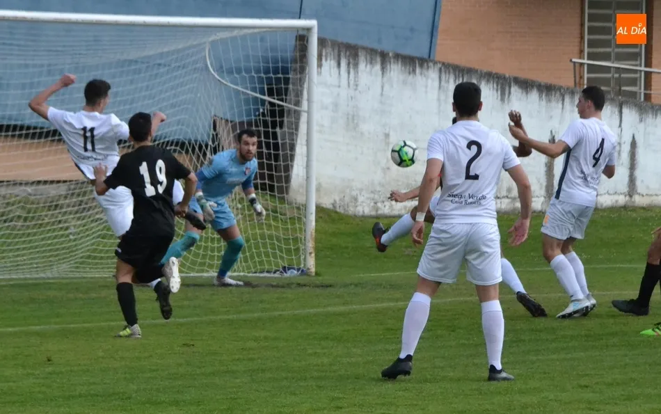 Foto 10 - El Ciudad Rodrigo Senior da una alegr&iacute;a a su sufrida afici&oacute;n ganando al colista... por la m&iacute;nima ...