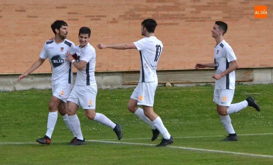 Foto 6 - El Ciudad Rodrigo Senior da una alegr&iacute;a a su sufrida afici&oacute;n ganando al colista... por la m&iacute;nima ...