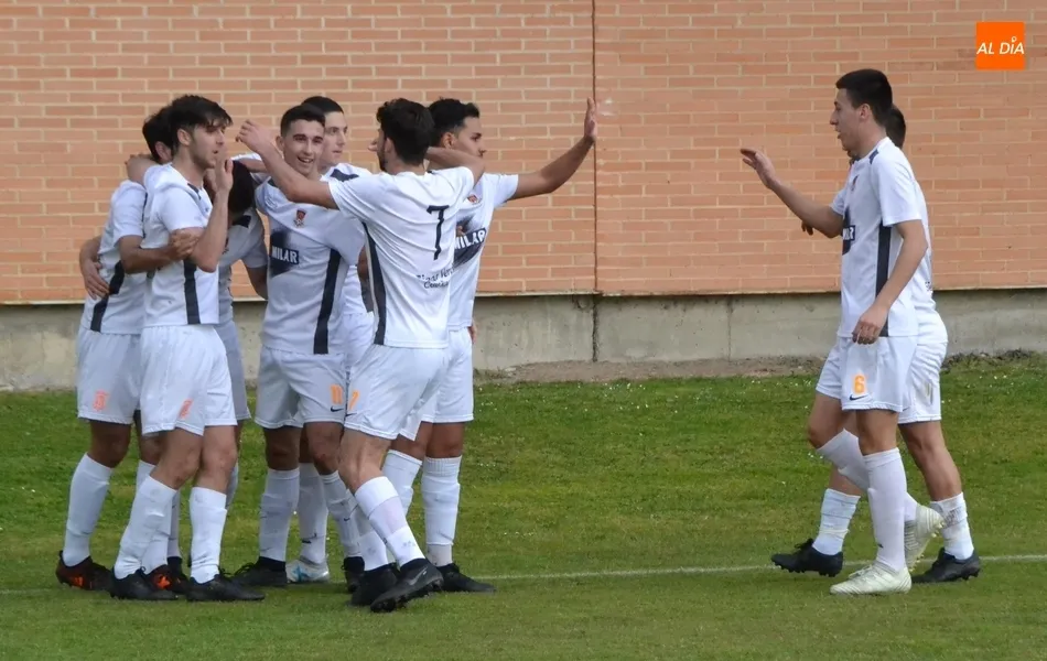 Foto 4 - El Ciudad Rodrigo Senior da una alegr&iacute;a a su sufrida afici&oacute;n ganando al colista... por la m&iacute;nima ...