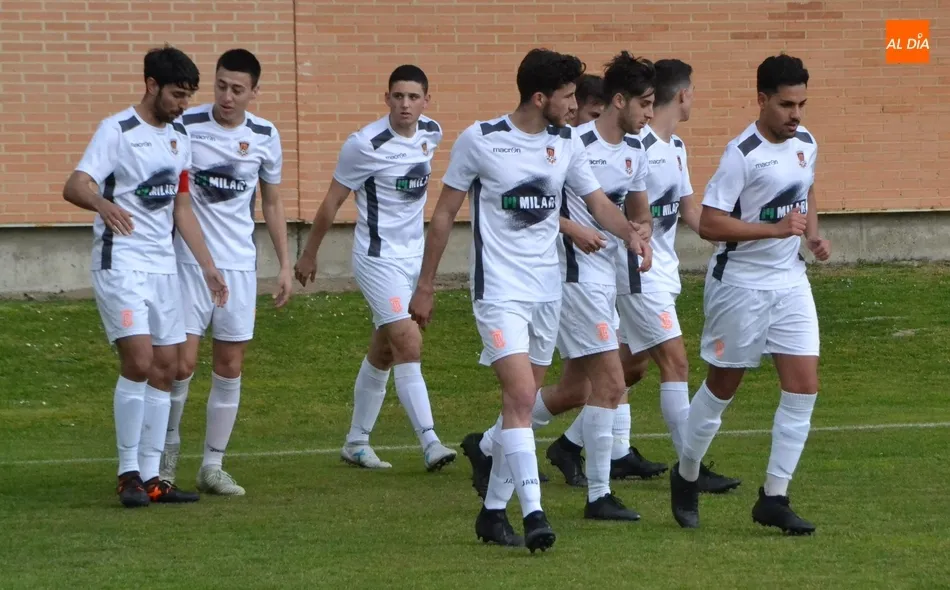 Foto 2 - El Ciudad Rodrigo Senior da una alegr&iacute;a a su sufrida afici&oacute;n ganando al colista... por la m&iacute;nima ...