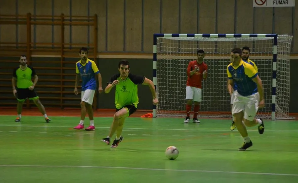 Los Desperdigaos y Onlys Futsal Club en uno de sus duelos en la fase local