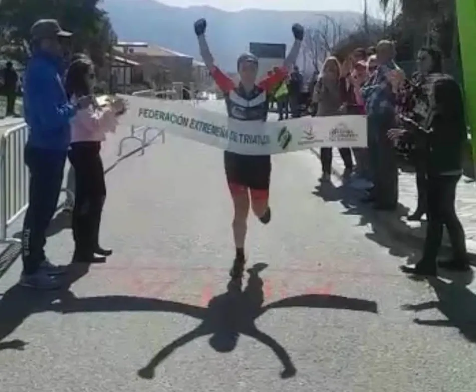 Foto 3 - Ainhoa S&aacute;nchez Casta&ntilde;o gana el Duatl&oacute;n Cross de Zarza de Granadilla  