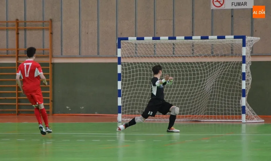 Foto 10 - Pablo Ramos evita que el III Juvenil tire por la borda cinco goles de ventaja  