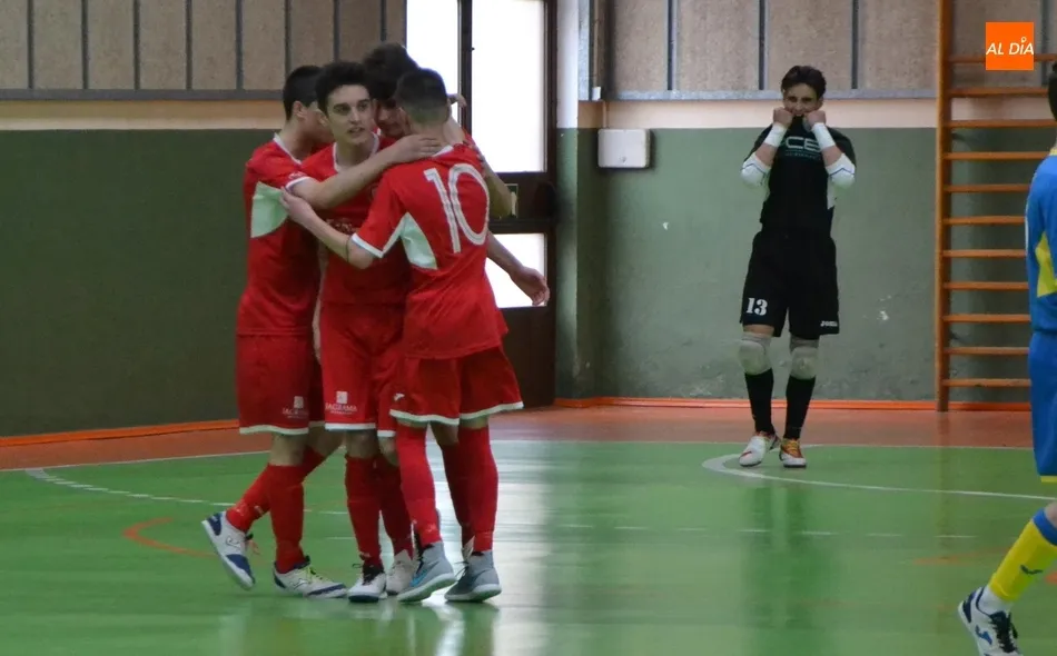 Foto 7 - Pablo Ramos evita que el III Juvenil tire por la borda cinco goles de ventaja  