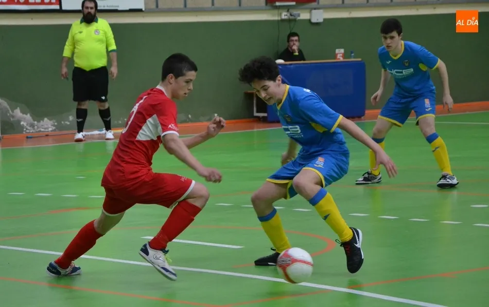 Foto 6 - Pablo Ramos evita que el III Juvenil tire por la borda cinco goles de ventaja  