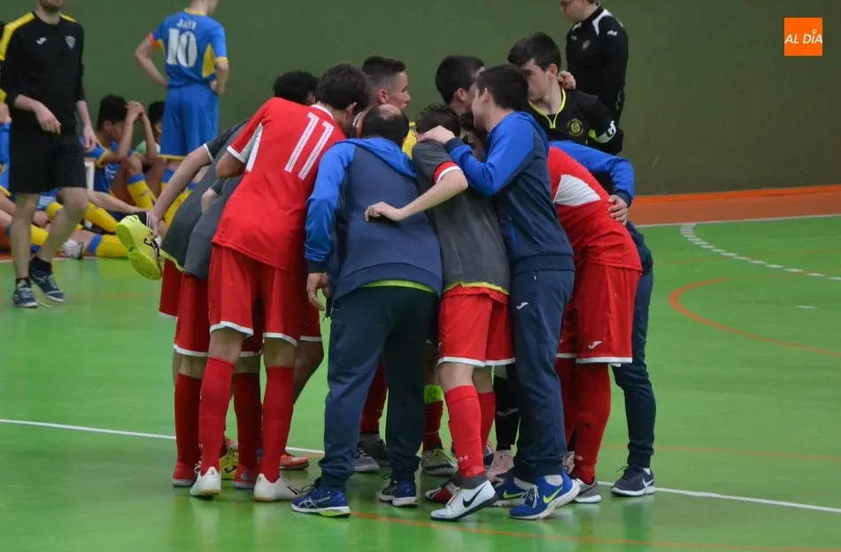 Foto 4 - Pablo Ramos evita que el III Juvenil tire por la borda cinco goles de ventaja  