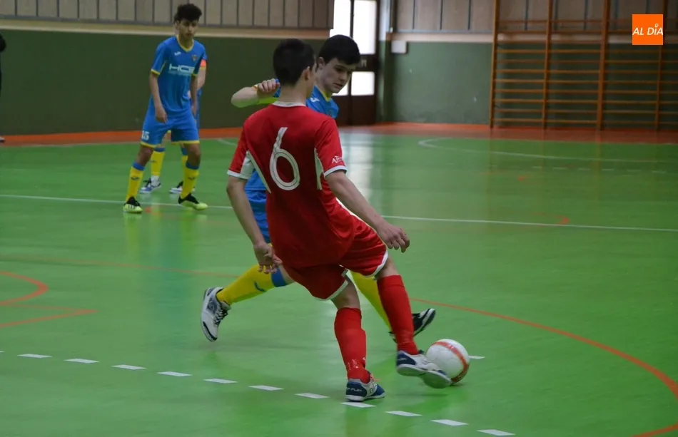 Foto 5 - Pablo Ramos evita que el III Juvenil tire por la borda cinco goles de ventaja  
