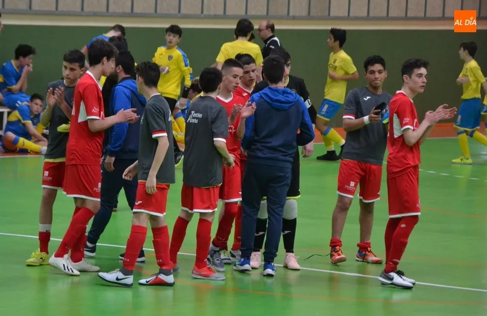 Foto 2 - Pablo Ramos evita que el III Juvenil tire por la borda cinco goles de ventaja  