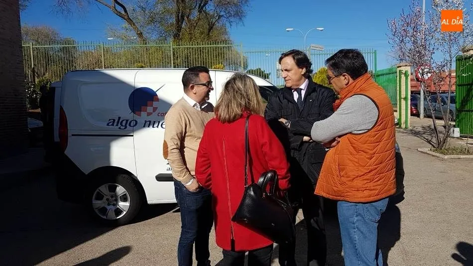 Carlos García Carbayo, alcalde de Salamanca, en el centro, en su visita a la empresa Algo Nuevo, en el barrio de Buenos Aires