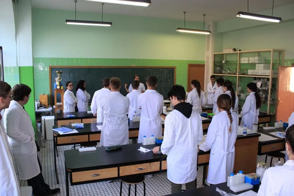 Foto 10 - Alumnos de 1&ordm; de Bachillerato del Colegio Calasanz participan en el Proyecto SWI/Micromundo de...