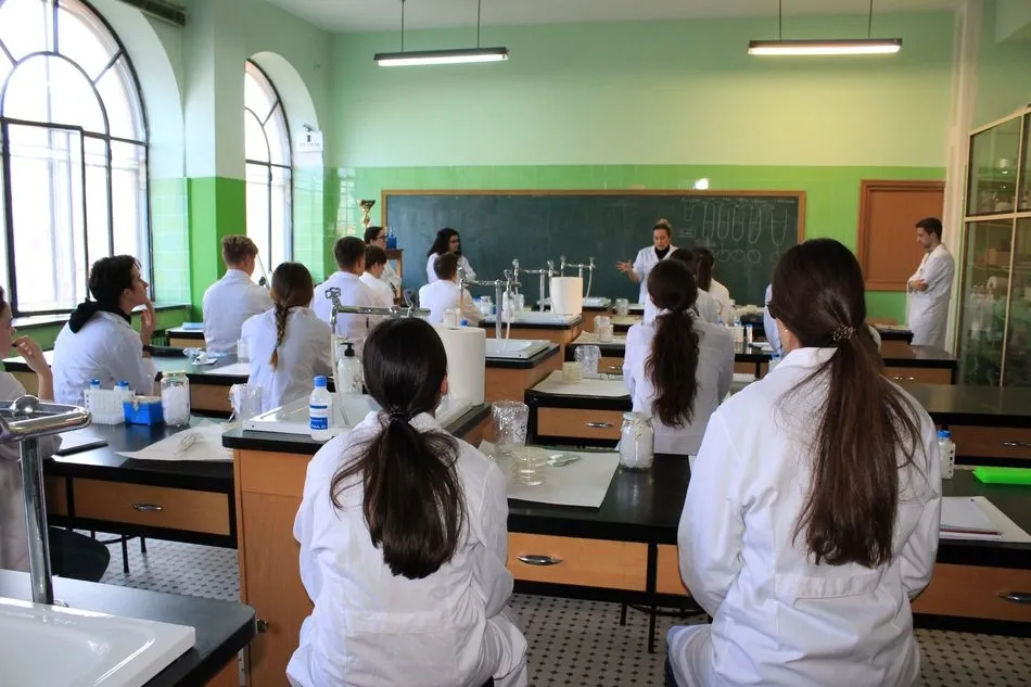 Foto 6 - Alumnos de 1&ordm; de Bachillerato del Colegio Calasanz participan en el Proyecto SWI/Micromundo de...