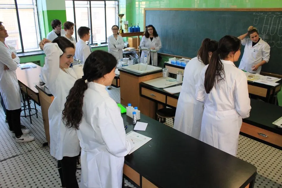 Foto 3 - Alumnos de 1&ordm; de Bachillerato del Colegio Calasanz participan en el Proyecto SWI/Micromundo de...