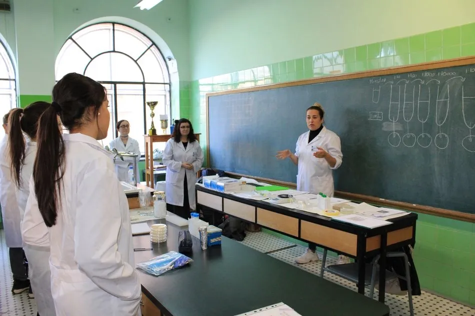 Foto 2 - Alumnos de 1&ordm; de Bachillerato del Colegio Calasanz participan en el Proyecto SWI/Micromundo de...