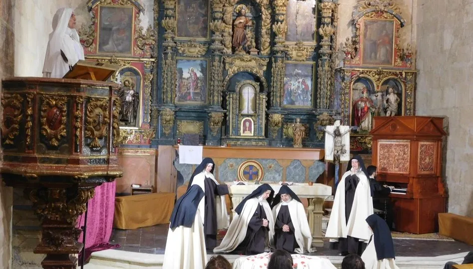 Montaje de Teresa, la jardinera de la luz en la Capilla Mayor de la parroquia de San Juan Bautista de Castellanos de Villiquera