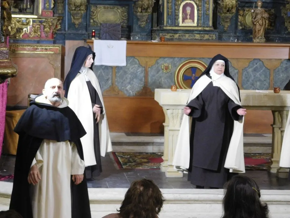 Foto 10 - Gran acogida en Castellanos de Villiquera de la obra teatral &lsquo;Teresa, la jardinera de la luz&rsquo;