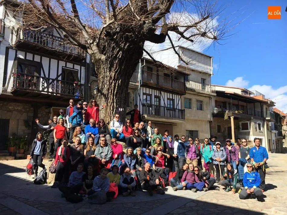 Foto 2 - Un centenar de senderistas inauguran &lsquo;Naturaleza Escondida&rsquo;