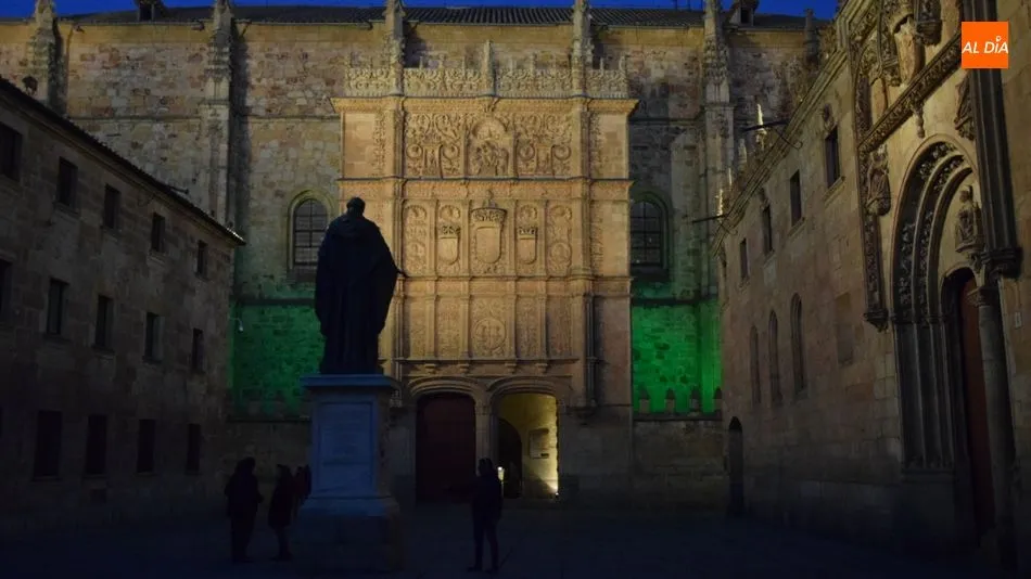 La fachada de la Universidad se ilumina de color verde por el medio ambiente
