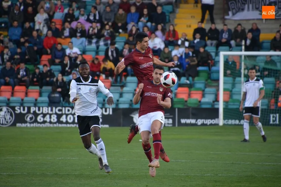 Owusu pelea por un balón / Lydia González
