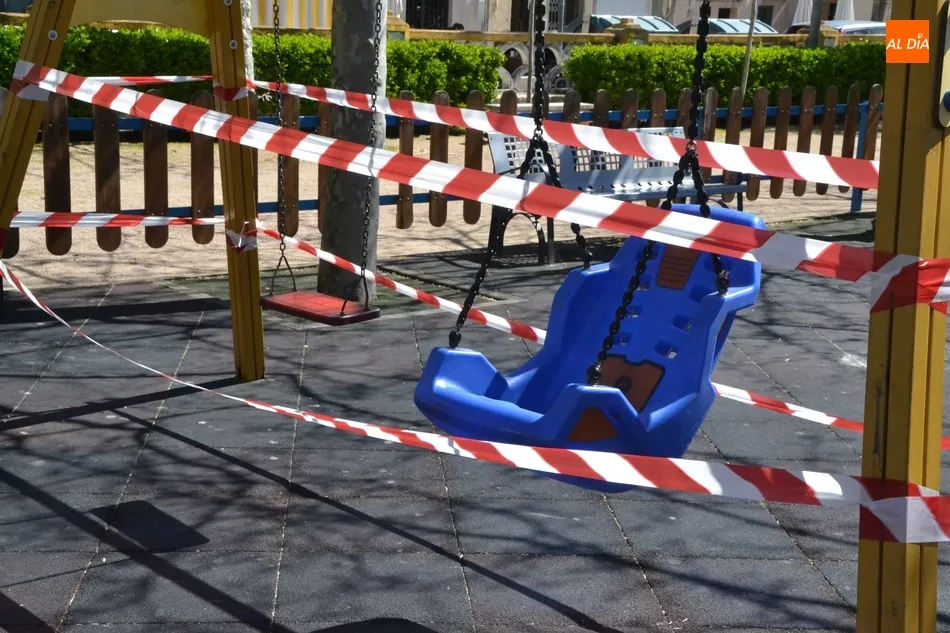 Foto 4 - Recolocado el columpio para ni&ntilde;os con discapacidad retirado por la llegada del saltamontes  