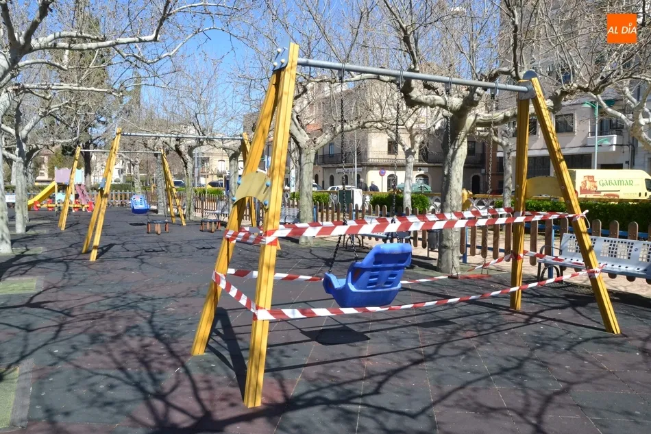 Foto 5 - Recolocado el columpio para ni&ntilde;os con discapacidad retirado por la llegada del saltamontes  