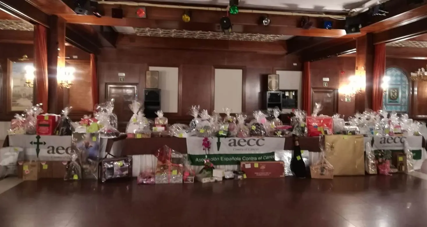 Foto 2 - Recaudados 8.000&euro; en la cena ben&eacute;fica a favor de la AECC  