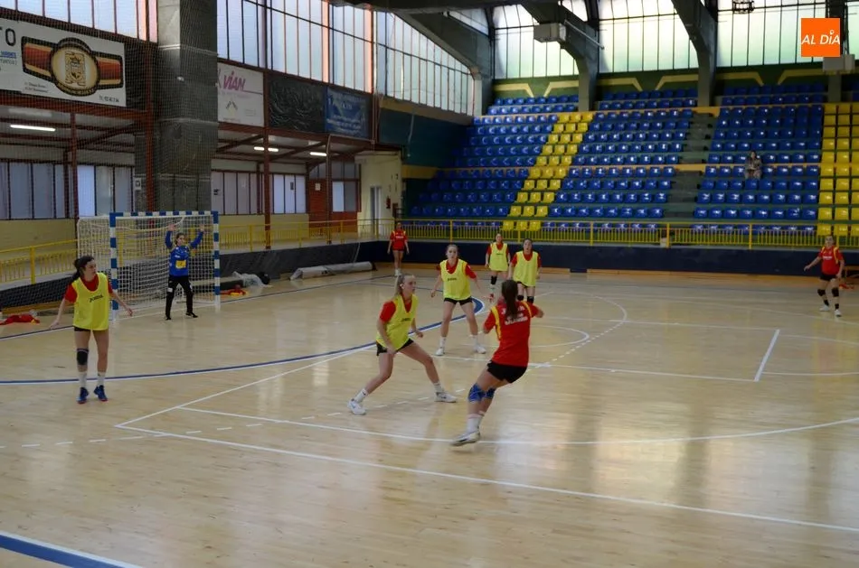 Foto 3 - La Selecci&oacute;n Juvenil Espa&ntilde;ola Femenina de Balonmano escoge B&eacute;jar para la preparaci&oacute;n del...