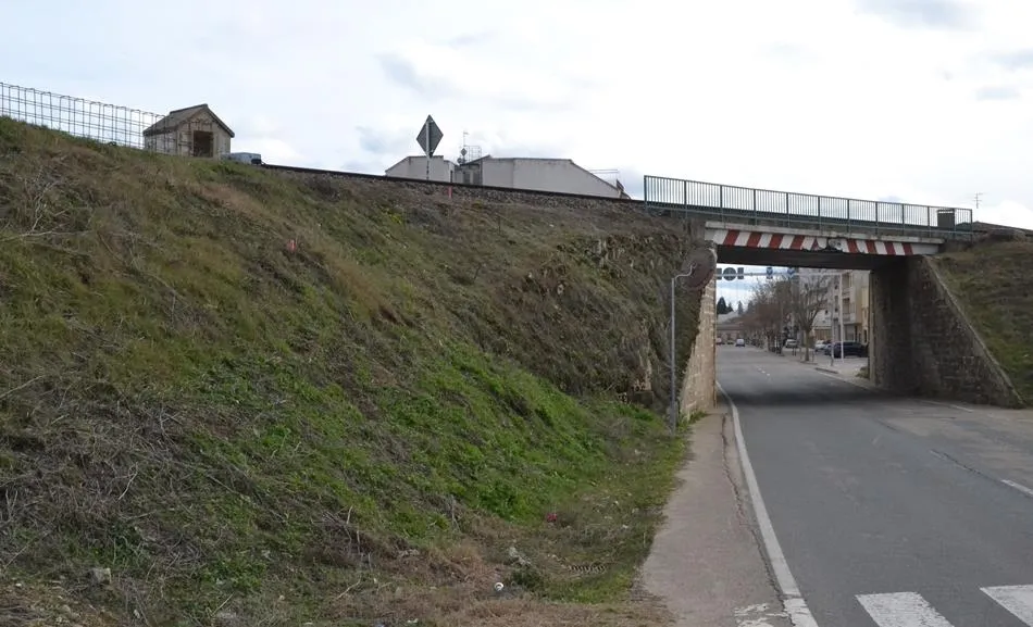 Firmado el acta de replanteo de la construcción del paso para peatones bajo la vía del tren  