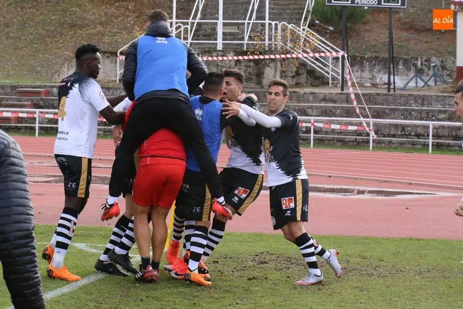 Los jugadores de Unionistas celebran el gol de la victoria ante la Ponferradina