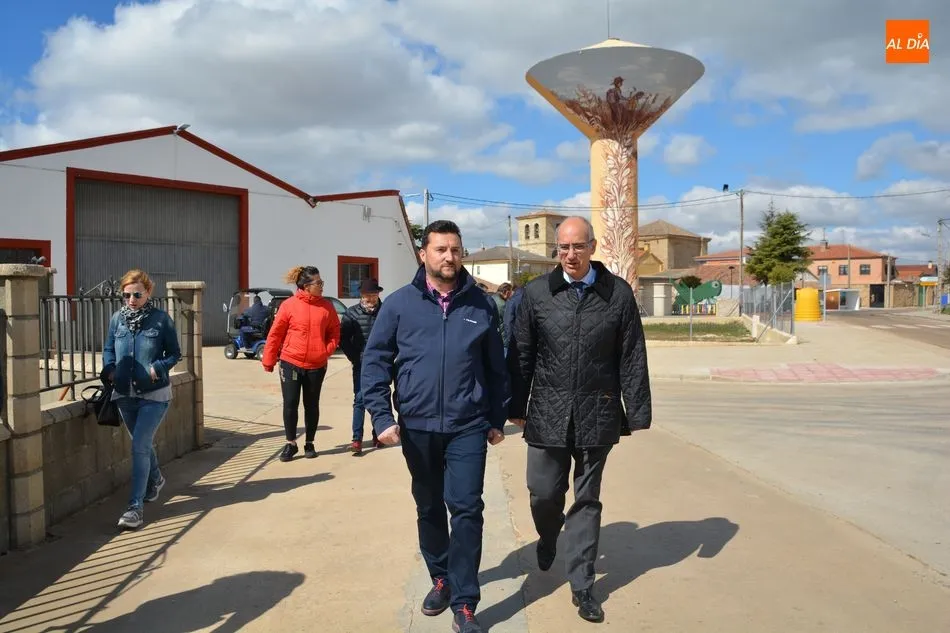 Foto 2 - Javier Iglesias conoce &lsquo;in situ&rsquo; las inversiones realizadas en Castellanos de Villiquera con...