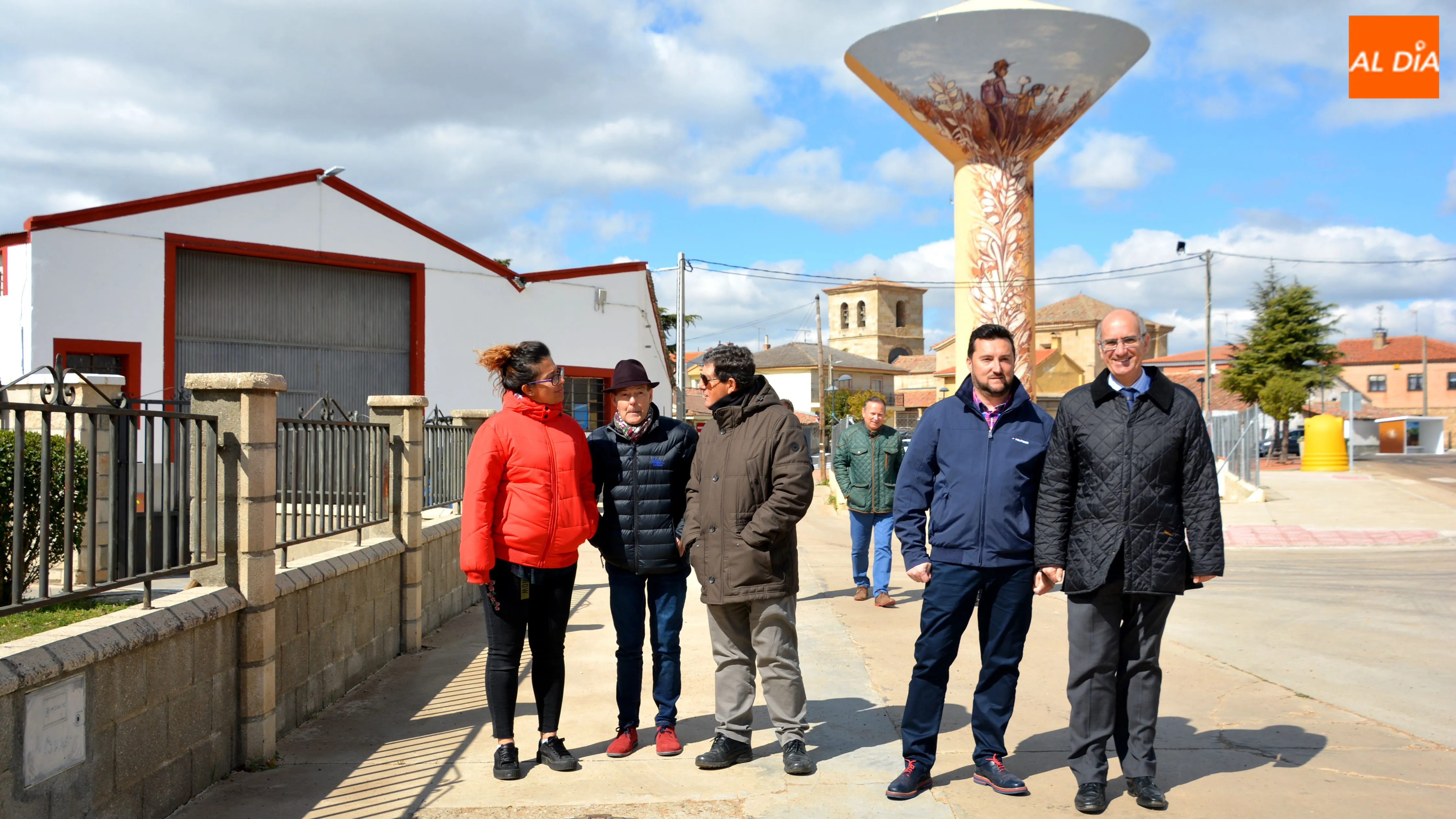 El presidente de la Diputación, junto al alcalde, ha realizado una visita institucional a Castellanos de Villiquera. Foto: Lydia González