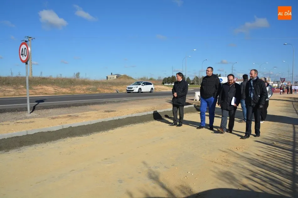 Foto 4 - El paseo peatonal y el carril bici de Salamanca al Helm&aacute;ntico estar&aacute;n concluidos a mediados de...