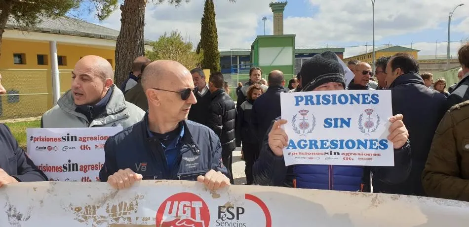 Foto 2 - Los funcionarios de Topas piden m&aacute;s medios para frenar las agresiones que sufren