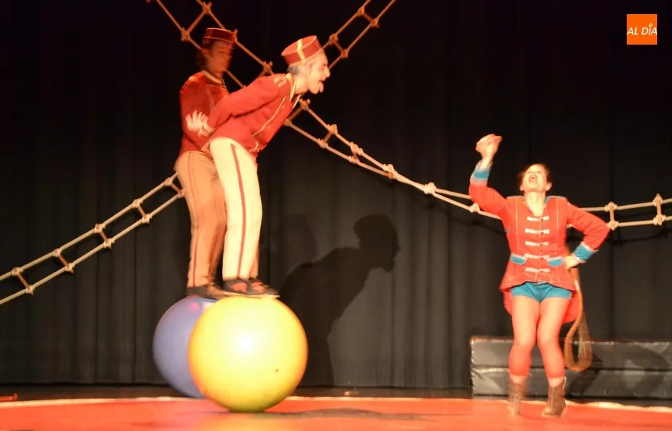 Foto 7 - Escolares de todos los centros festejan con circo el D&iacute;a Mundial del Teatro para la Infancia y la...