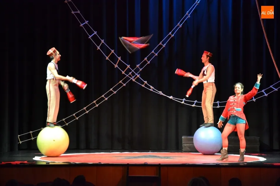 Foto 3 - Escolares de todos los centros festejan con circo el D&iacute;a Mundial del Teatro para la Infancia y la...