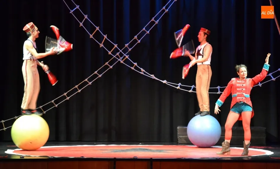 Foto 2 - Escolares de todos los centros festejan con circo el D&iacute;a Mundial del Teatro para la Infancia y la...