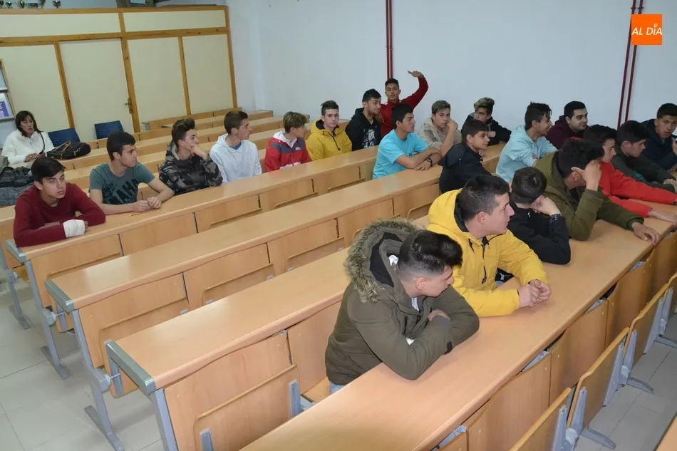 Foto 4 - Arquitectos de Asturias explican a los alumnos del IES Tierra su labor en busca de la eficiencia...