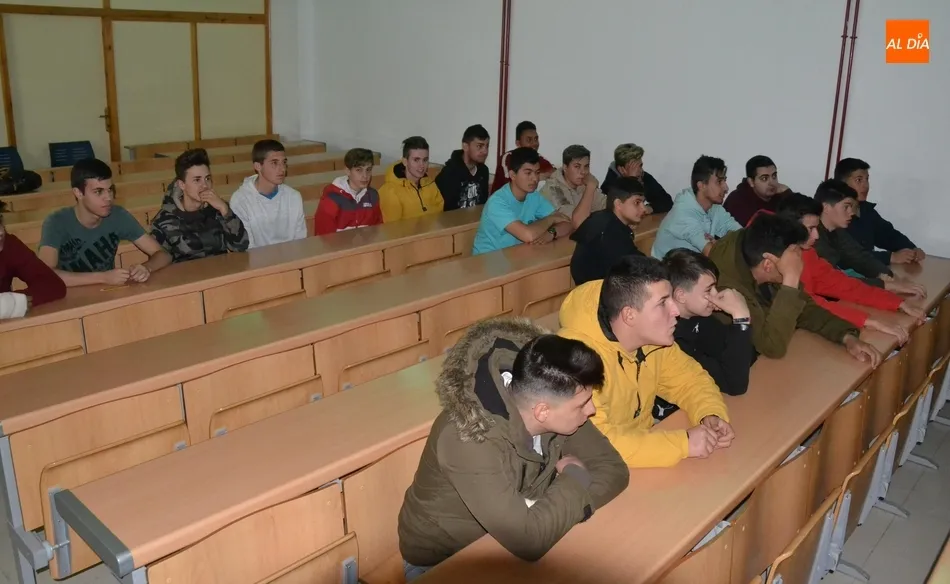 Foto 2 - Arquitectos de Asturias explican a los alumnos del IES Tierra su labor en busca de la eficiencia...