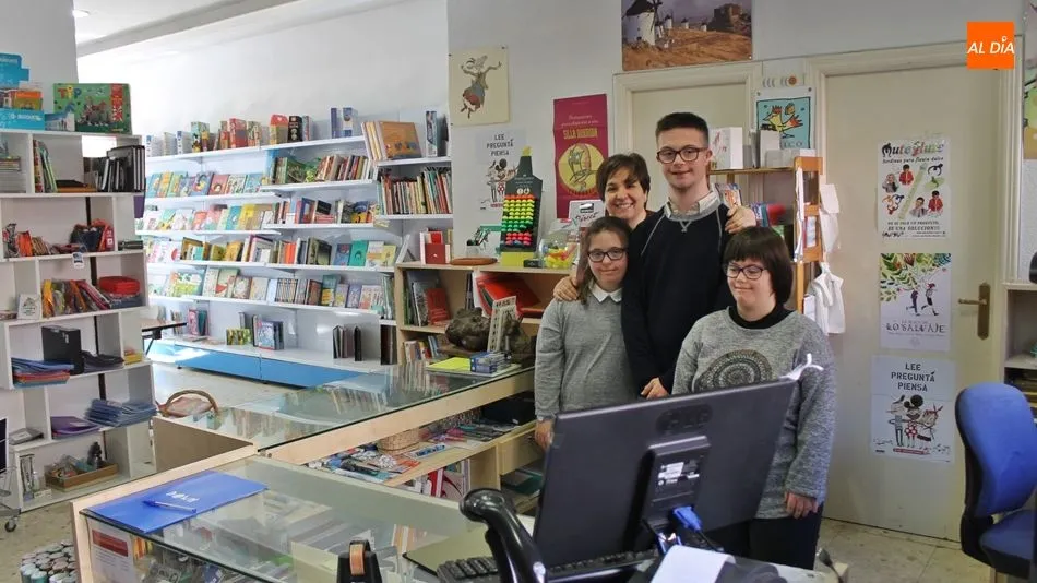 Jesús, Puri y María, usuarios del programa de empleo con apoyo, junto a la propietaria de la librería La Caraba