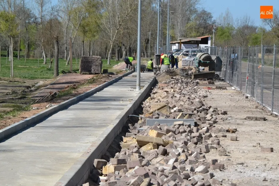 Continúan los trabajos para ganar más de 20 plazas de aparcamiento en la Avenida de La Concha  