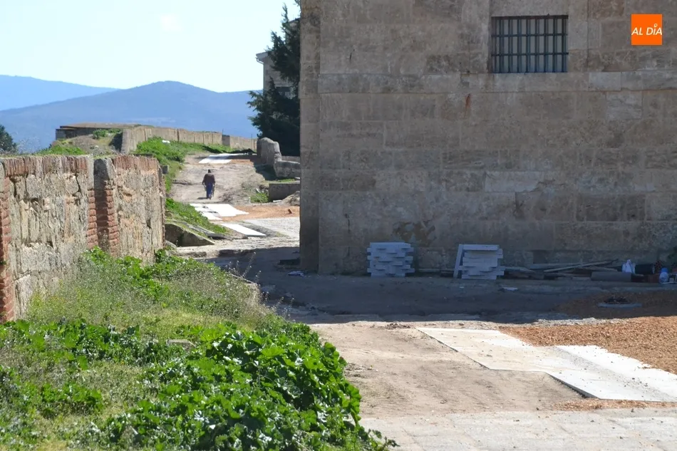 Foto 8 - El Ayuntamiento espera que tras este jueves se pueda reactivar la intervenci&oacute;n en el adarve  