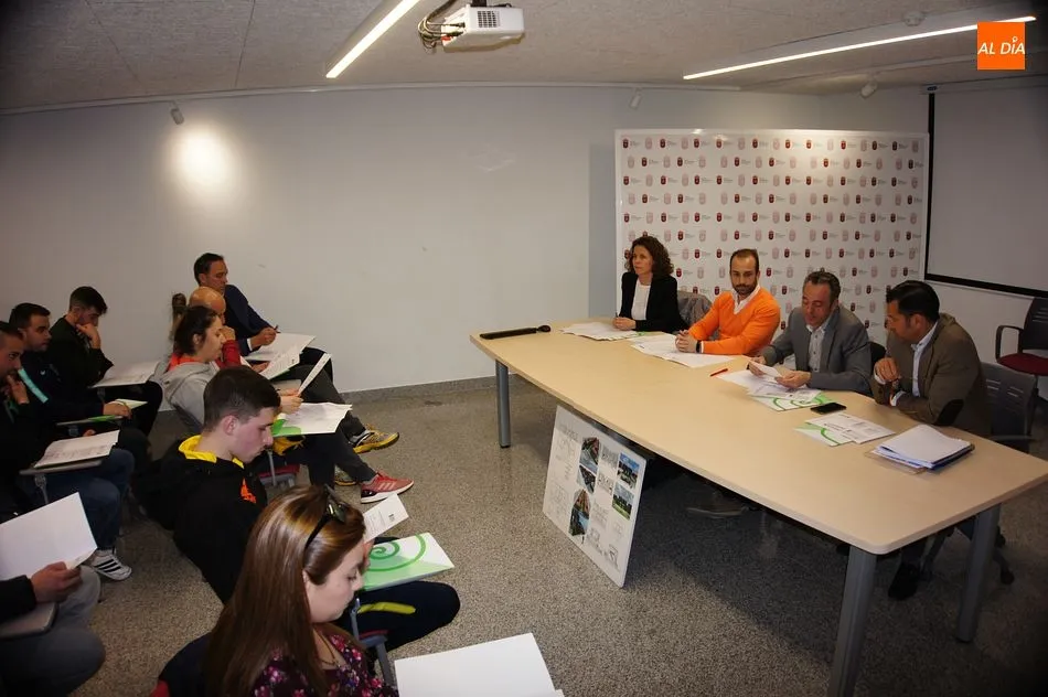 Foto 9 - Medio centenar de personas se interesan por las viviendas p&uacute;blicas de Guijuelo