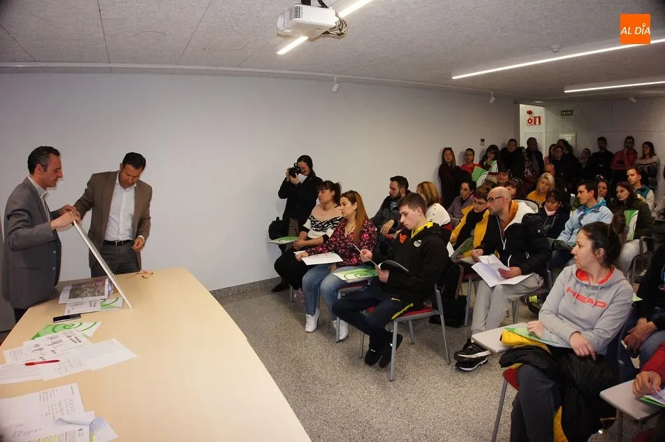 Foto 8 - Medio centenar de personas se interesan por las viviendas p&uacute;blicas de Guijuelo
