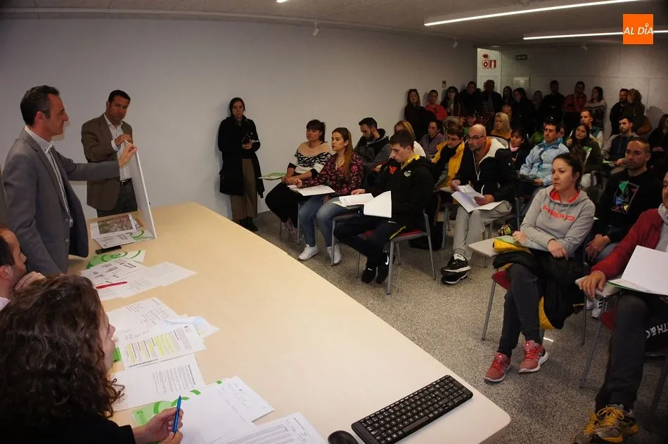 Foto 6 - Medio centenar de personas se interesan por las viviendas p&uacute;blicas de Guijuelo