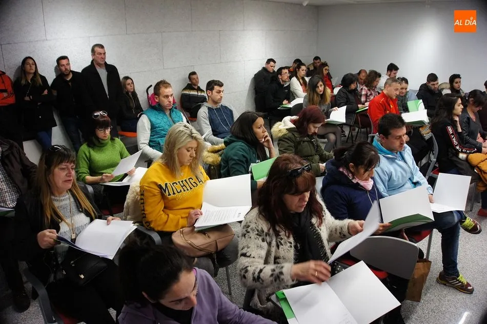 Foto 5 - Medio centenar de personas se interesan por las viviendas p&uacute;blicas de Guijuelo