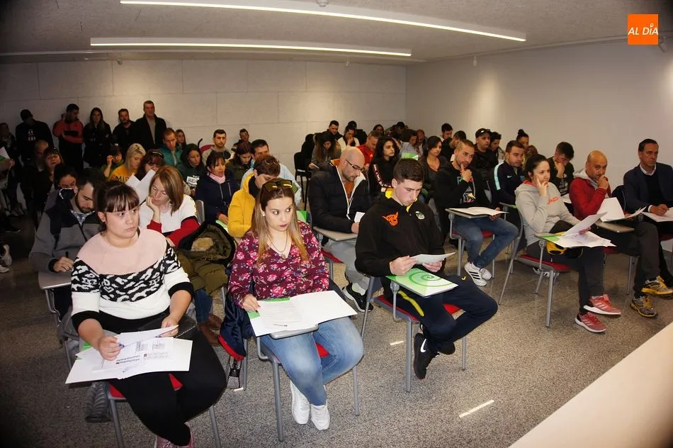 Foto 4 - Medio centenar de personas se interesan por las viviendas p&uacute;blicas de Guijuelo
