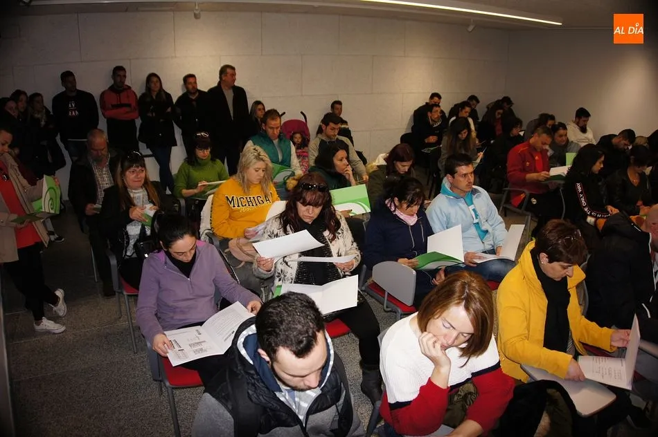 Foto 3 - Medio centenar de personas se interesan por las viviendas p&uacute;blicas de Guijuelo