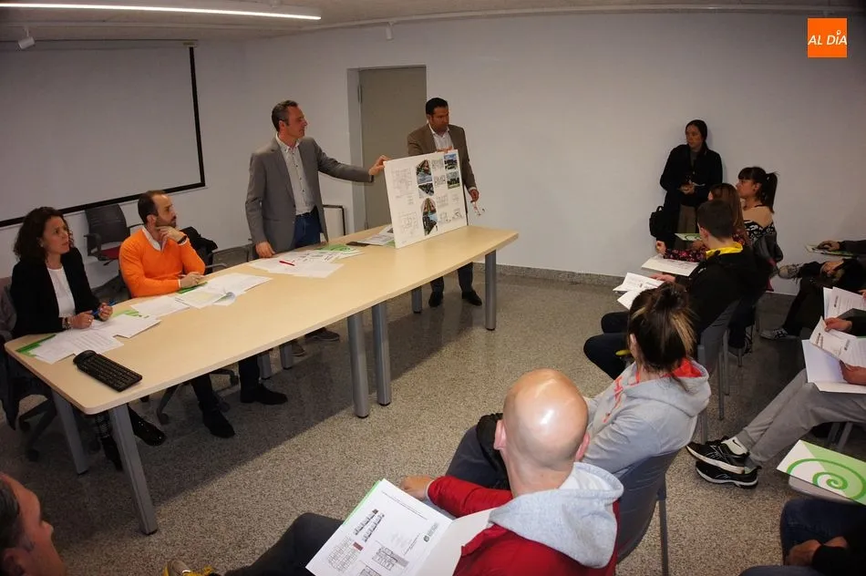 Foto 2 - Medio centenar de personas se interesan por las viviendas p&uacute;blicas de Guijuelo