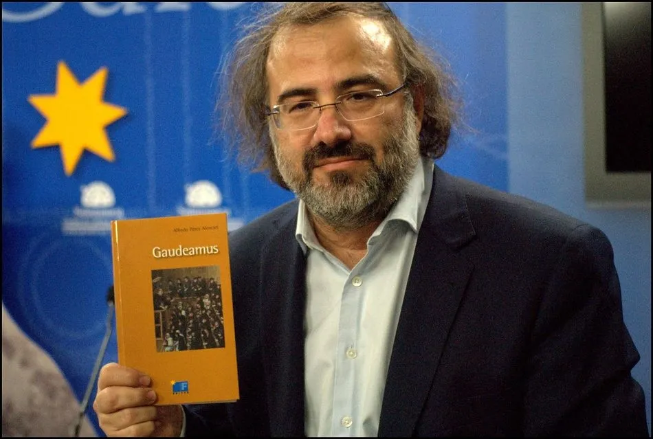 Alfredo Pérez Alencart, con su antología Gaudeamus (foto de José Amador Martín)