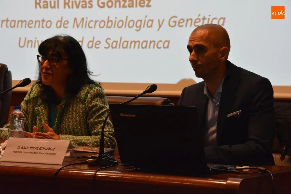 Foto 4 - Charla en la Universidad de la Experiencia sobre &lsquo;Microorganismos que cambiaron la historia&rsquo;